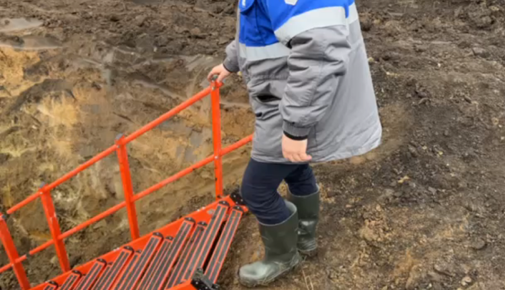 Лестницы для спуска в котлован при ремонтных работах. Организации безопасности спуска, подъема и эвакуации сотрудников работающих в котлованах и траншеях 