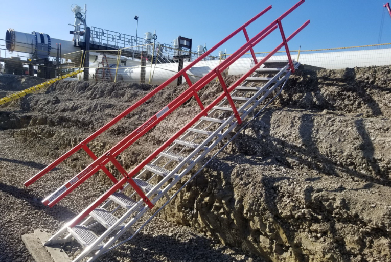 Лестницы для спуска в котлован при ремонтных работах. Организации безопасности спуска, подъема и эвакуации сотрудников работающих в котлованах и траншеях 